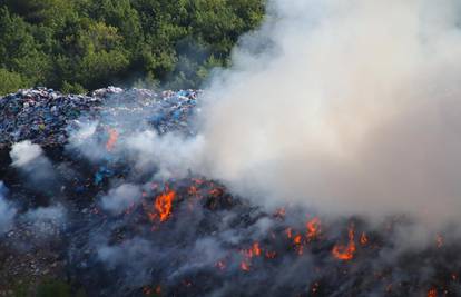 Gusti dim širi se s deponija u Vrgorcu: Vatrogasci na terenu