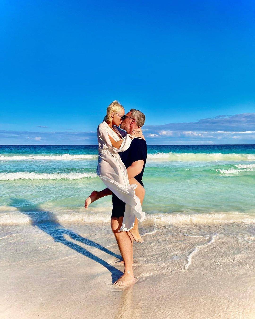 FOTO Maja Šuput i Nenad u Baywatch stilu na meksičkoj plaži: 'Baš se dobro zabavljaju'