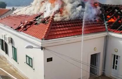 Požar 'gutao' ambulantu na Kapriju, vatrogasci idu na otok