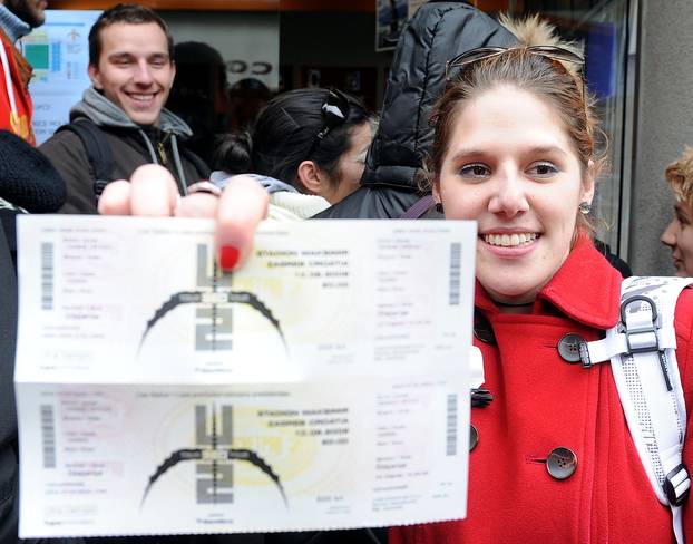 ARHIVA - 2009. Zagreb: Ljudi su satima ?ekali da kupe kartu za koncert legendarnog benda U2