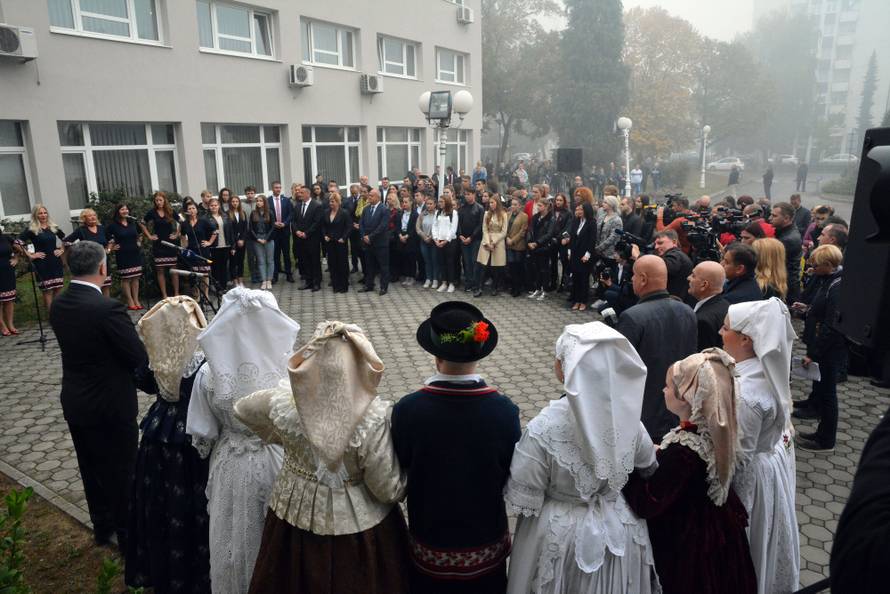Slavonski Brod: Podizanjem zastave otvoren privremeni Ured predsjednice