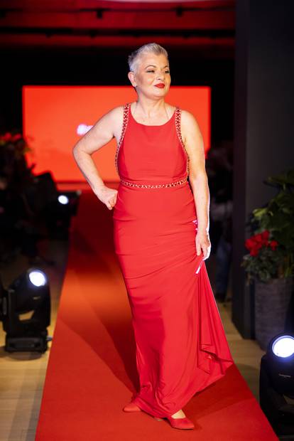 Split: Održana revija povodom Dana crvenih haljina