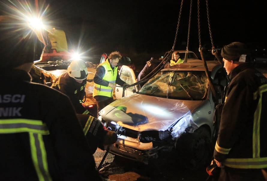 U Šibeniku izazvao prometnu,  sletio u provaliju  i - pobjegao