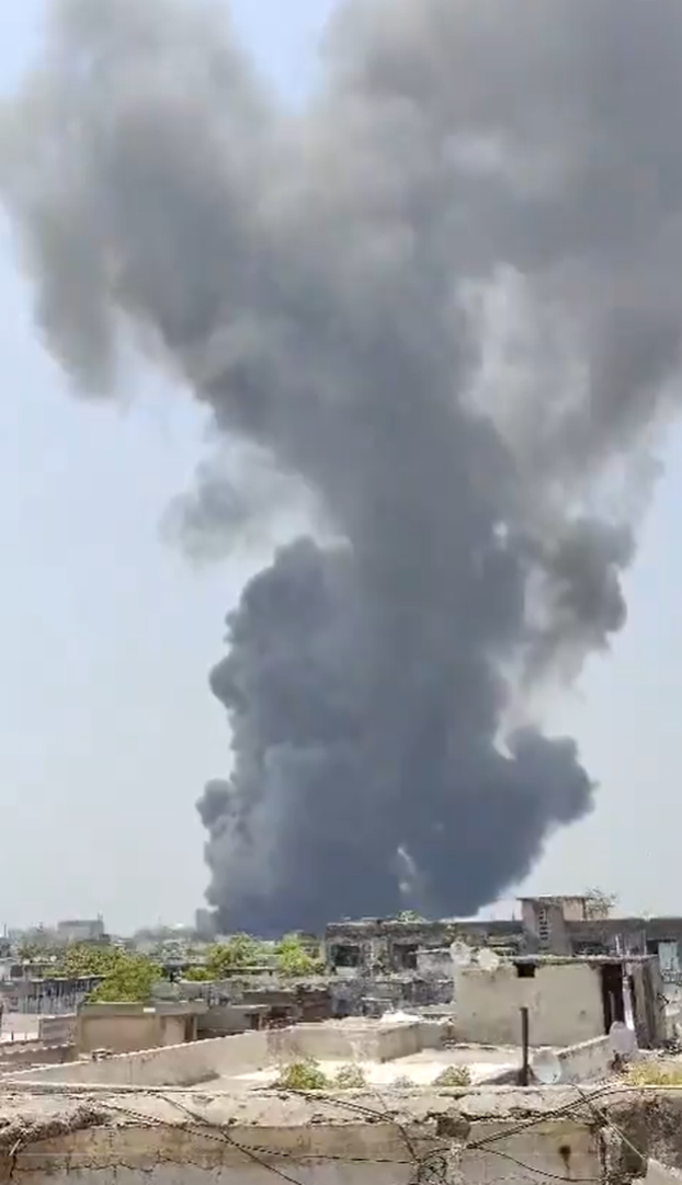 Stravične fotografije s mjesta pada Boeinga u Indiji, brojni vatrogasci bore se s požarima