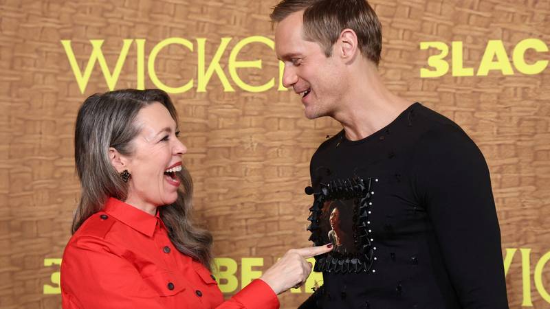 Alexander Skarsgård na filmsku premijeru došao u kiltu i majici s licem kolegice Olivije Colman