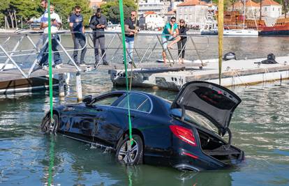 Jurio Lapadskom obalom pa sletio s ceste i 'okupao' se, ronioci izvukli Mercedes iz mora