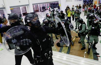 Hong Kong: Najmanje osmero prosvjednika napustilo kampus