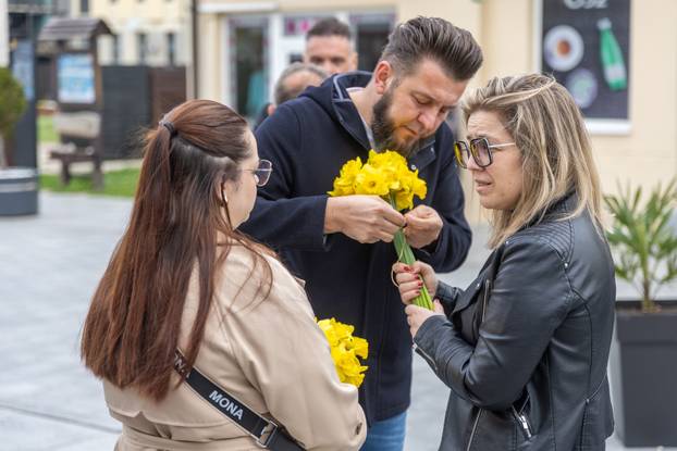 Vukovar: Gradonačelnik Penava dijelio cvijeće povodom Međunarodnog dana narcisa
