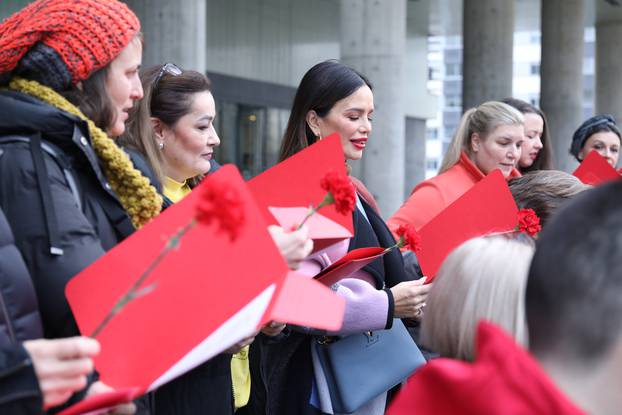 Zagreb: Severina uz zbor Udruge Domino izvela feminističku izvedbu "Lijepe naše"