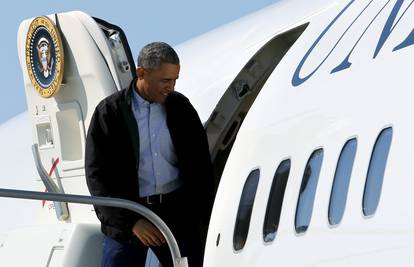 Izlazio iz aviona: Obama umalo završio naglavačke na pisti