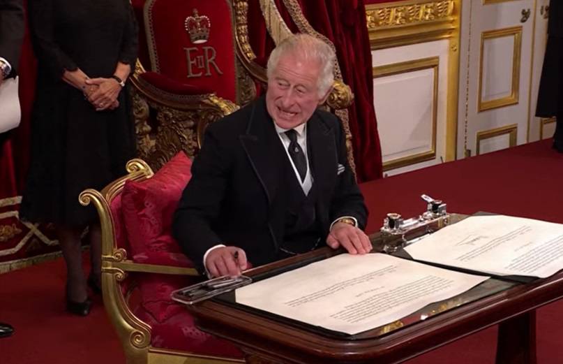 Nakon problema s kemijskama, kralj Charles dobio je jednu na poklon: 'Za svaki slučaj...'