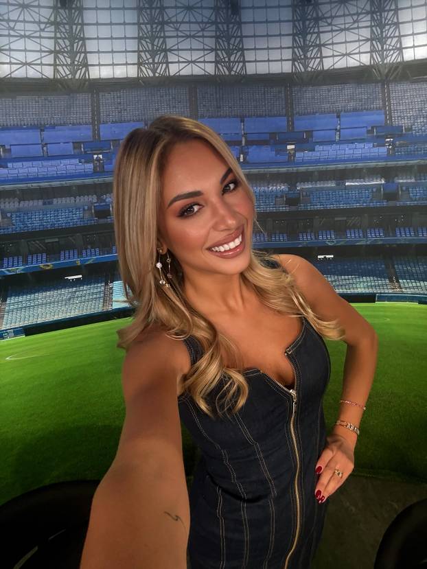 FOTO Talijanska voditeljica je konkurencija Diletti Leotti pred kamerama! Bila je i misica...