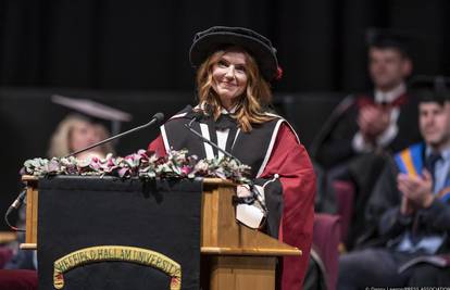 Ginger Spice primila je počasni doktorat: 'Obrazovanje je moć i velika je čast proslaviti to isto'