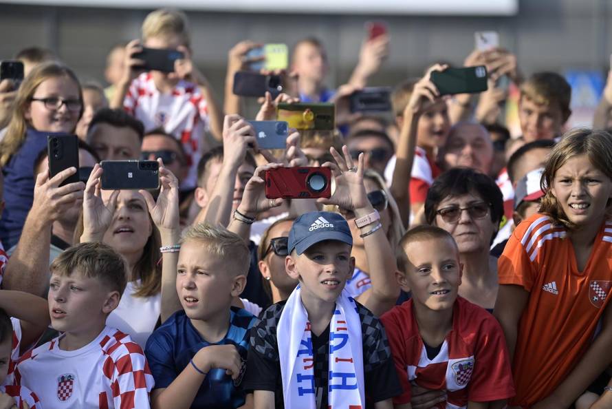 Međusobni okršaj zvijezda Vatrenih u uličnom nogometu održan je u Zagrebu