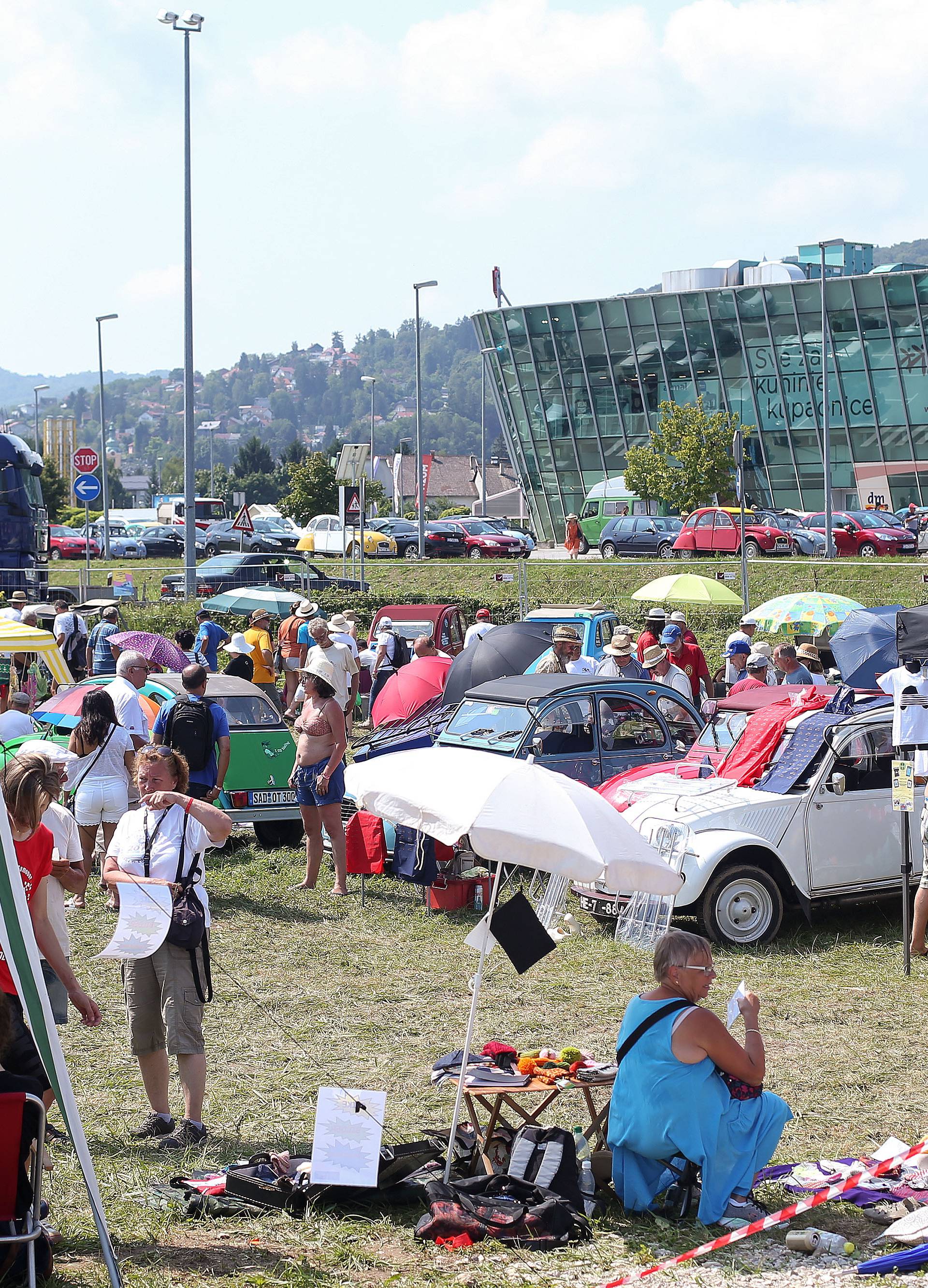 Spačeki okupirali Trg: Ma ovo je naš automobilski Woodstock
