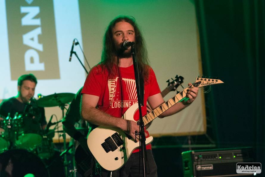 Vitasović je studenticu pozvao na stage pa su skupa zapjevali