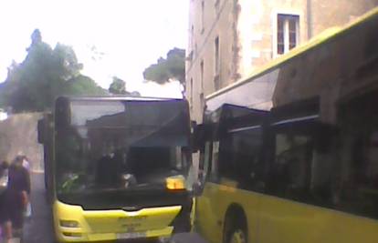 Gradski autobus udario u auto, a potom u drugi gradski bus