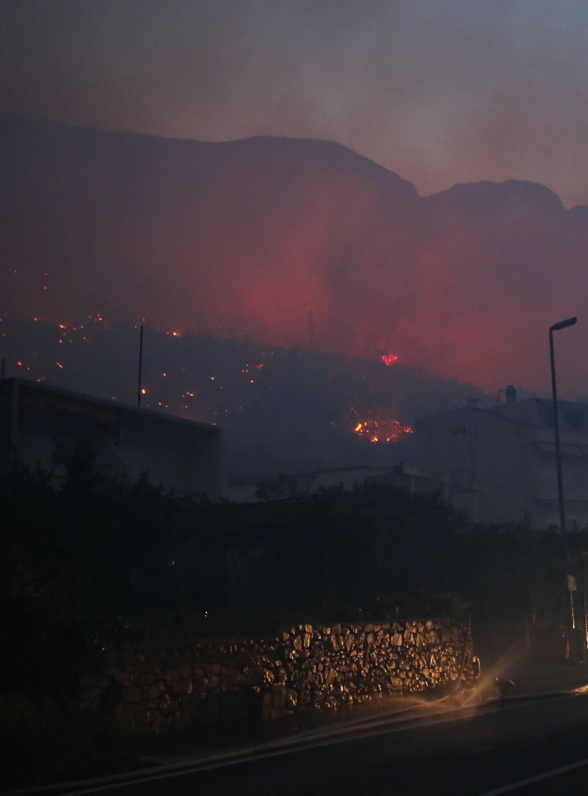 Kanader pomaže u gašenju, u Makarsku stiže i 150 vojnika