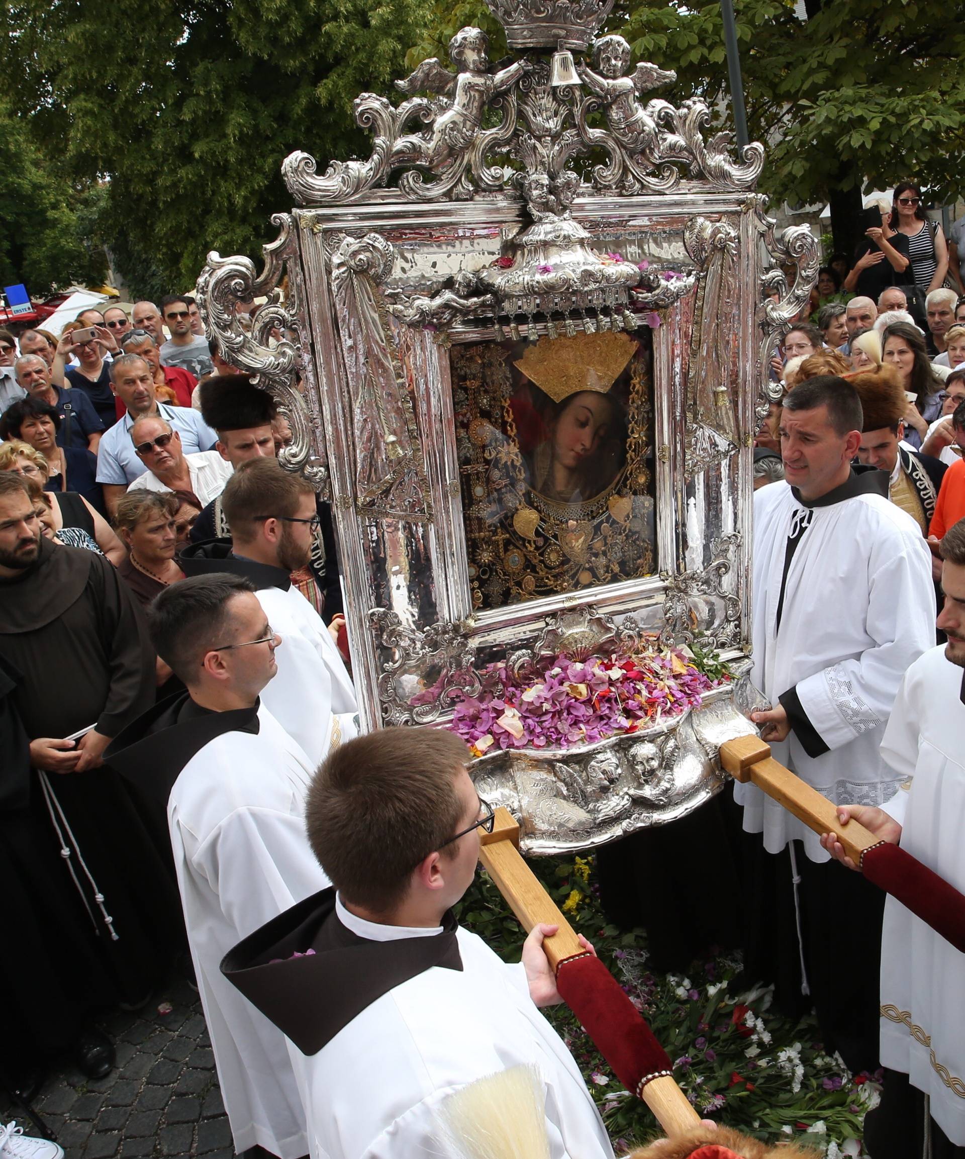 Sinj: TisuÄe vjernika sudjelovalo u procesiji i misnom slavlju povodom svetkovine Velike Gospe