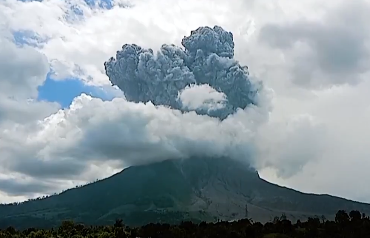 Erupcija vulkana izazvala šumski požar u Indoneziji