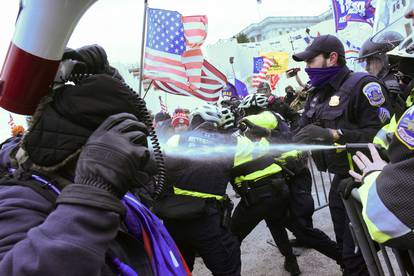 Pogledajte fotografije kaosa u Americi: Kapitol devastiran