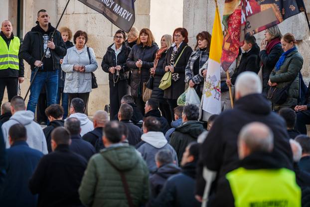 Molitelji su se okupili na Splitskom Peristilu