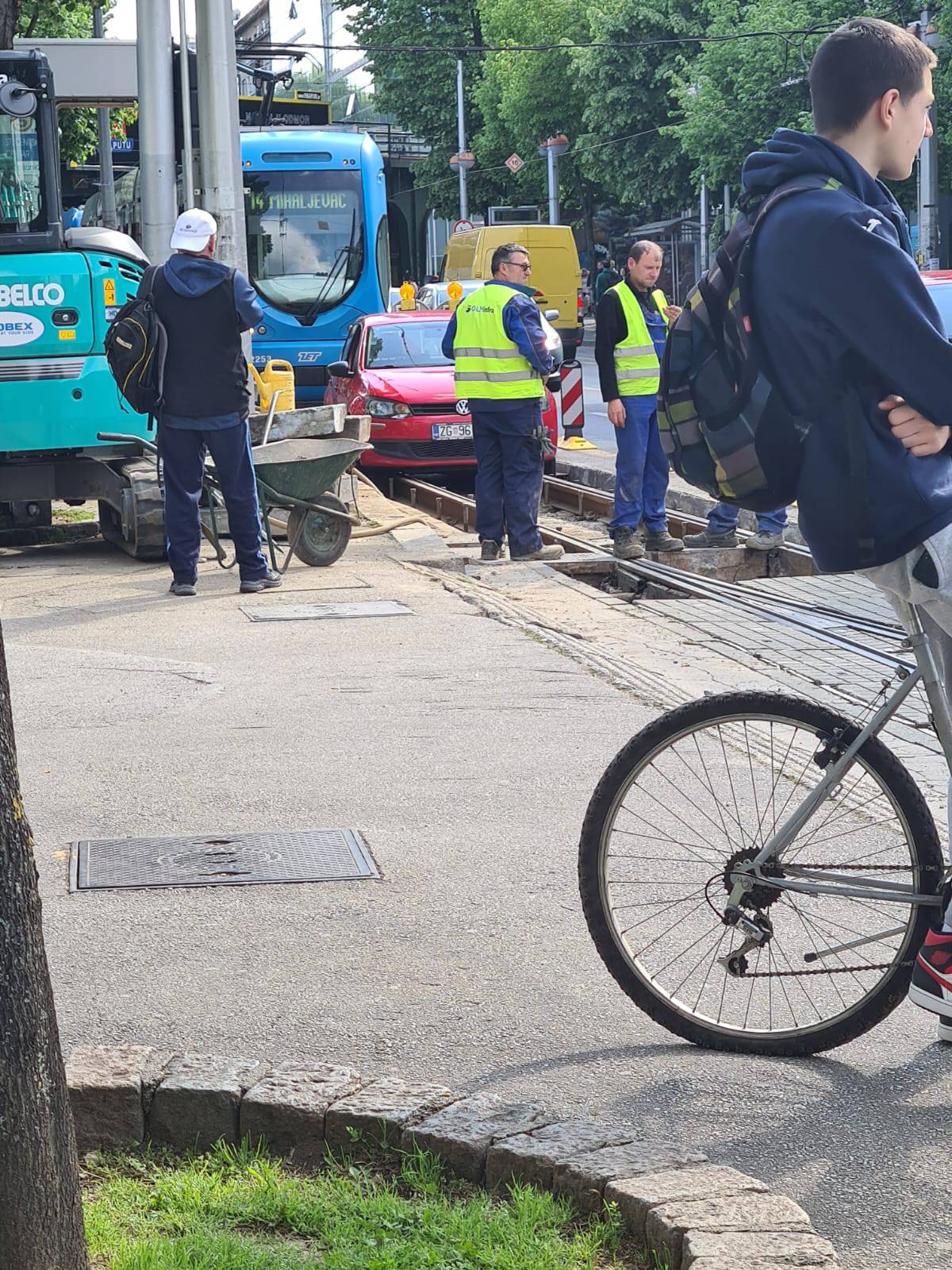 Kolaps na Savskoj: Auto upao u radove na tračnicama pa blokirao tramvajski promet