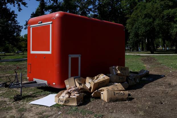 Zagreb: Sendviči i peciva razbacani po Bundeku šest dana nakon Thompsonovog koncerta