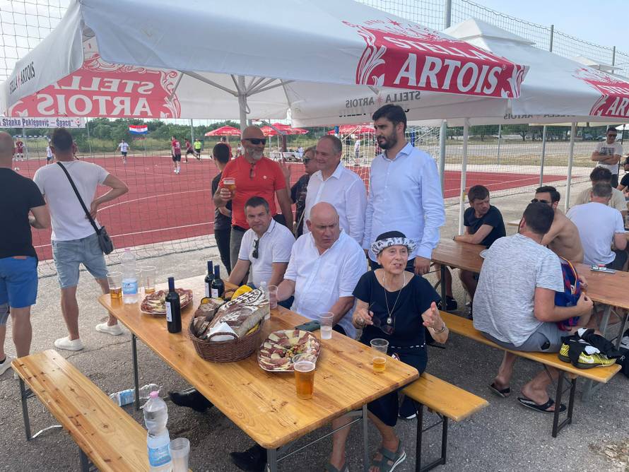 Veterani Hajduka zaigrali na malonogometnom turniru u čast pokojnog Stanka Poklepovića