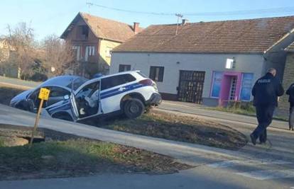 Policijski i osobni auto završili u jarku, vozači  lakše ozlijeđeni