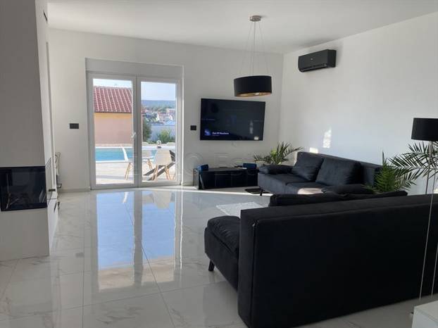 Prodaje se vila u Lunu s velikim bazenom: Cijena? Ma sitnica...