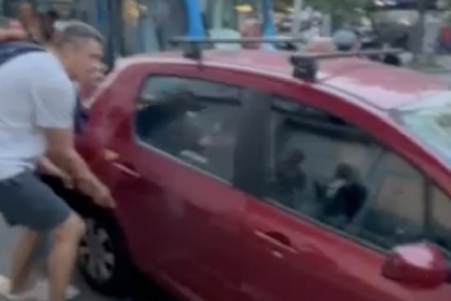 Nepropisno parkirano vozilo