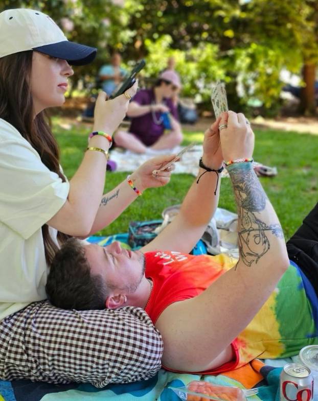 FOTO Sve više žena se udaje za gay muškarce zbog financijske i emocionalne podrške...