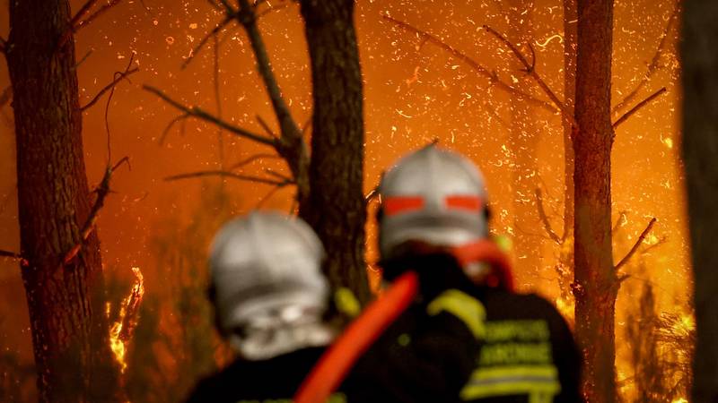 FOTO Apokalipsa u Francuskoj: Moćni požar 'topi' jug zemlje, stvara vlastite vjetrove i munje!