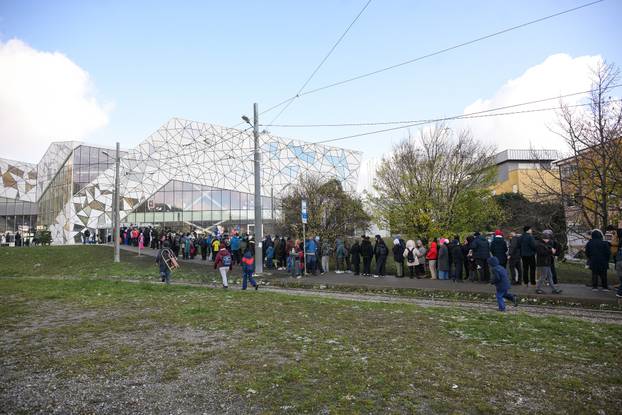 Zagreb: Ogromna gužva na žičari nakon što je na Sljemenu pao snijeg