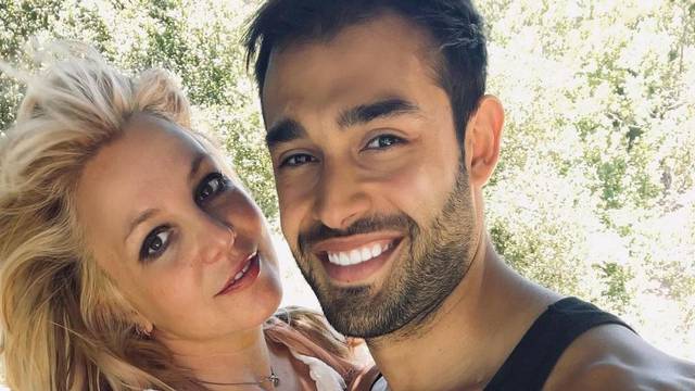 Suprug Britney Spears ugasio je glasine o problemima u braku: Prsten je skinuo zbog snimanja