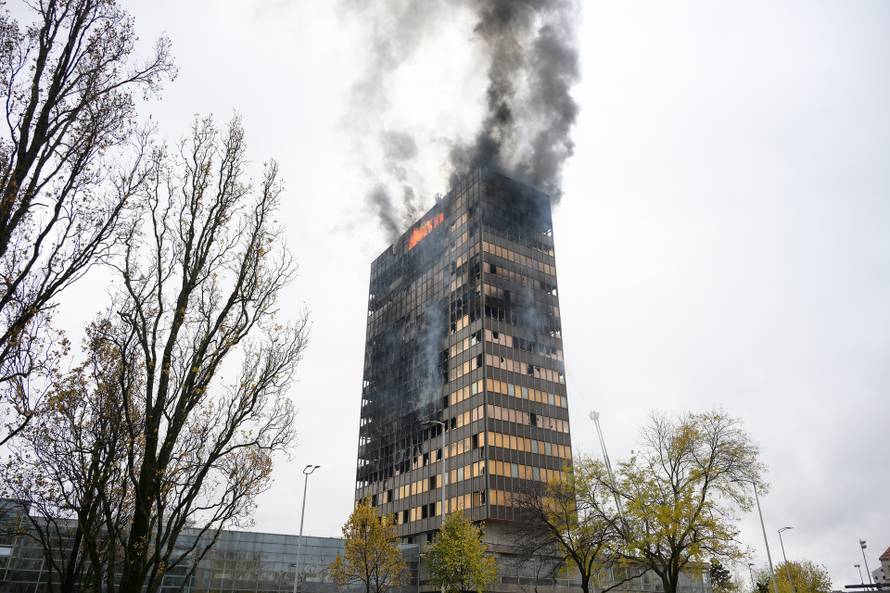 Zagreb: Ponovno je planuo požar na Vjesnikovoj zgradi 