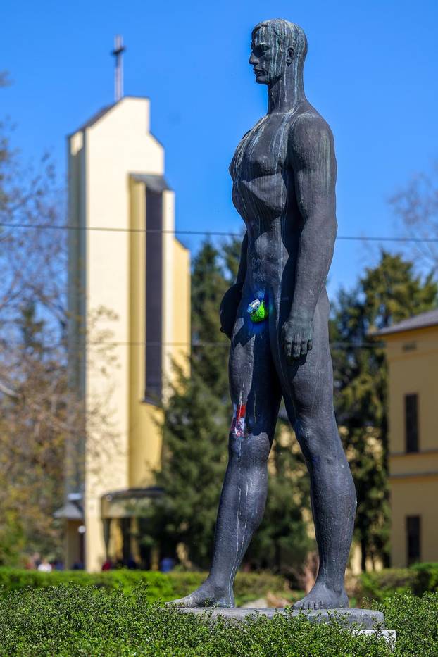 Zagreb: Na Uskrs osvanuli pofarbani testisi Bacača diska 