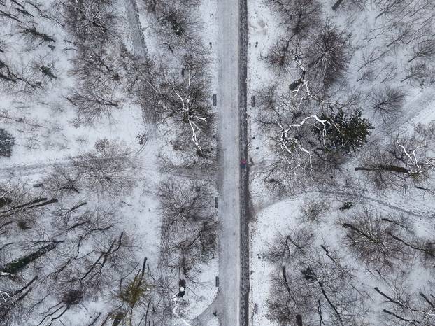 Pogled iz zraka na park Maksimir i njegova jezera tijekom zime