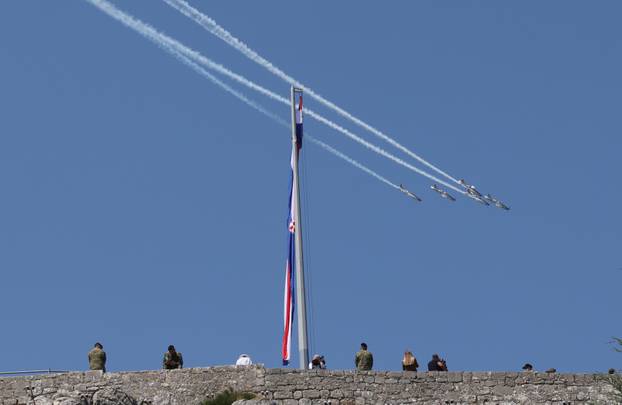 Knin: Preko kninske tvr?ave preletjela Krila Oluje i helikopteri