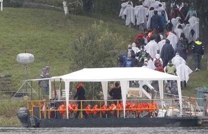 Obitelji žrtava posjetile Utoyu, Breiviku još 30 dana u samici