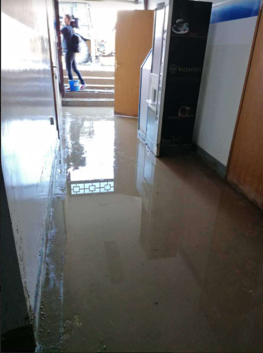 'Šteta je velika, bujica je probila  vrata i potopila sve. Učionice, kancelarije, sve je pod vodom'