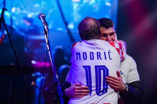 Zadar: Livaković i Erlić na bini u društvu Mladena Grdovića pjevali okupljenima