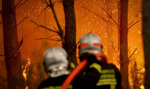 FOTO Apokalipsa u Francuskoj: Mo&cacute;ni po&zcaron;ar 'topi' jug zemlje, stvara vlastite vjetrove i munje!