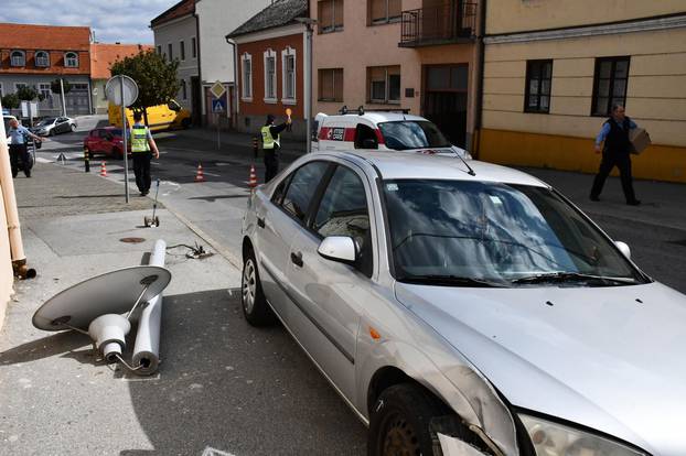 Požega - Vozač automobila zabio se u stup javne rasvjete i pao na pješakinju.