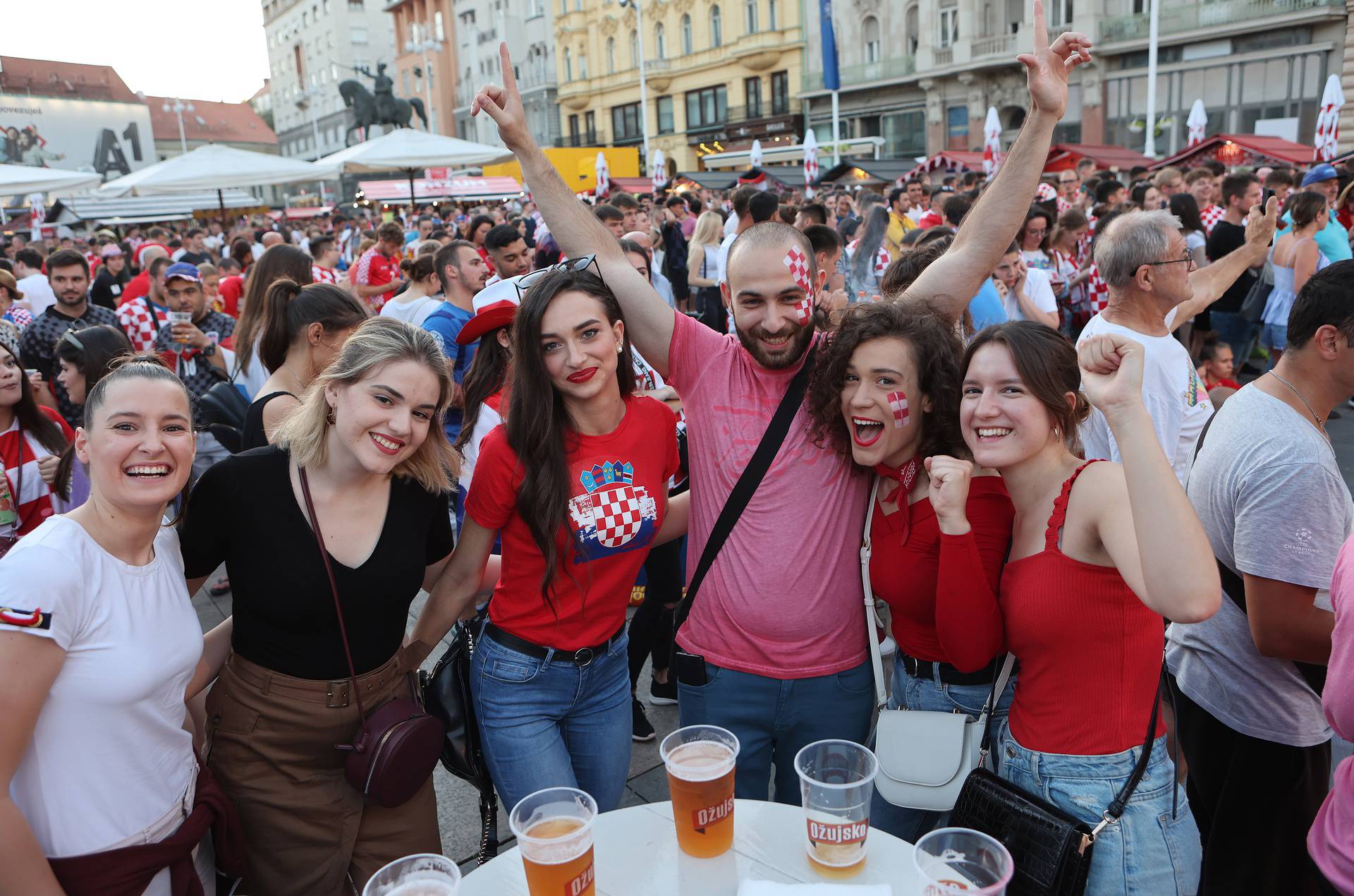 Zagreb: Navijačice i navijači na glavnom Trgu prate utakmicu Hrvatska-Škotska