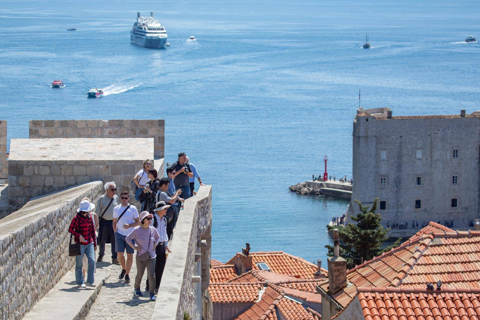 Dubrovnik: Na zidinama koje posjeÄuje veliki broj turista postavljeni znakovi upozorenja