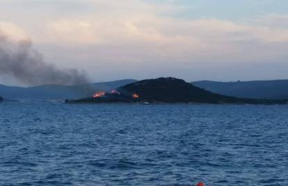 Nakon bakljade za Vatrene na otoku Galešnjaku buknuo požar