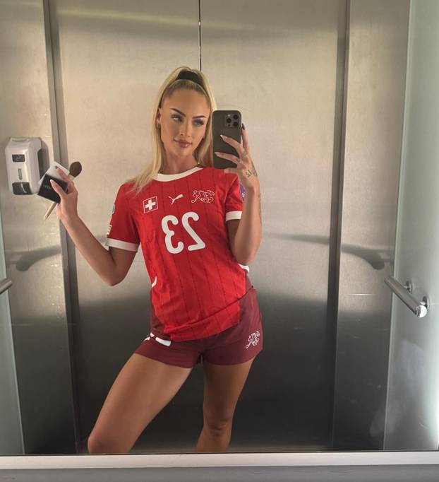 FOTO Slavlje Švicarki pratila je s klupe, a kada je izašla na teren proslaviti - gledali su samo nju