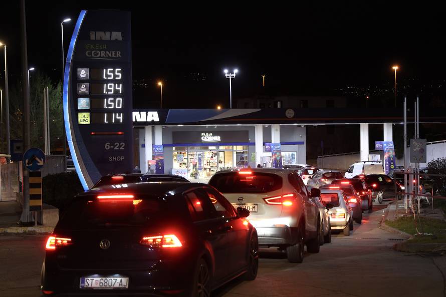 Kaštela: Gužve na benzinskim postajama zbog povećanja cijena goriva